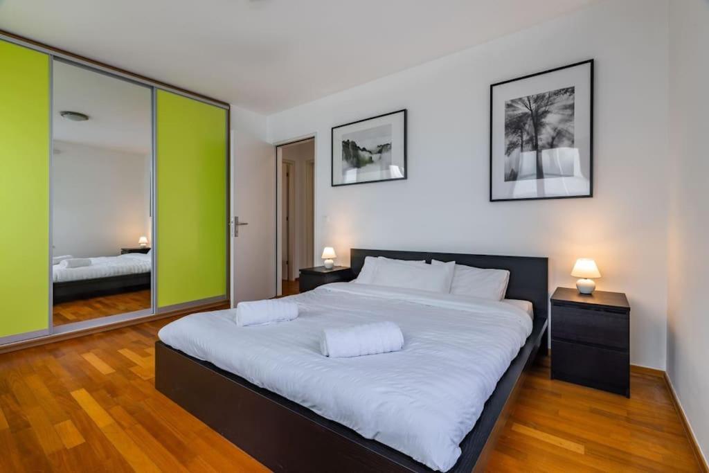 Modern Spacious Flat With A Terrace And A Parking Prague Exterior photo