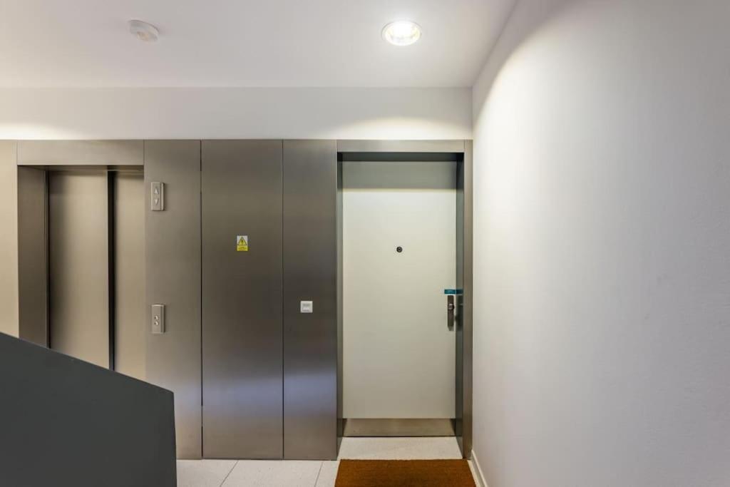 Modern Spacious Flat With A Terrace And A Parking Prague Exterior photo