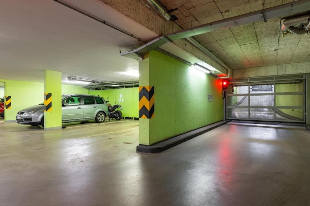 Modern Spacious Flat With A Terrace And A Parking Prague Exterior photo
